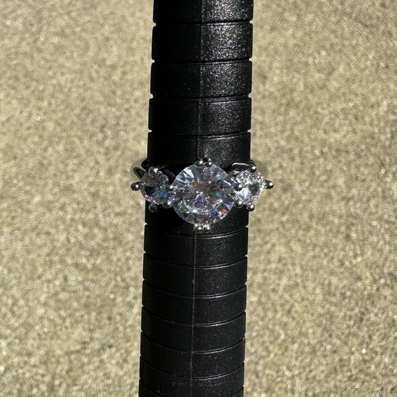 NEW White Gold Plated 3 Round Sparkling Clear Crystal CZ Stone Ring Size 5.75 - Picture 8 of 9